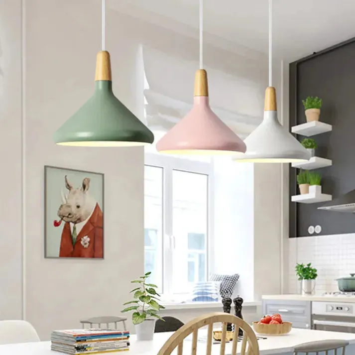 Aufhängung Französisches Macaron Conique - Lampe aus Aluminium und Holz im modernen und spielerischen Design