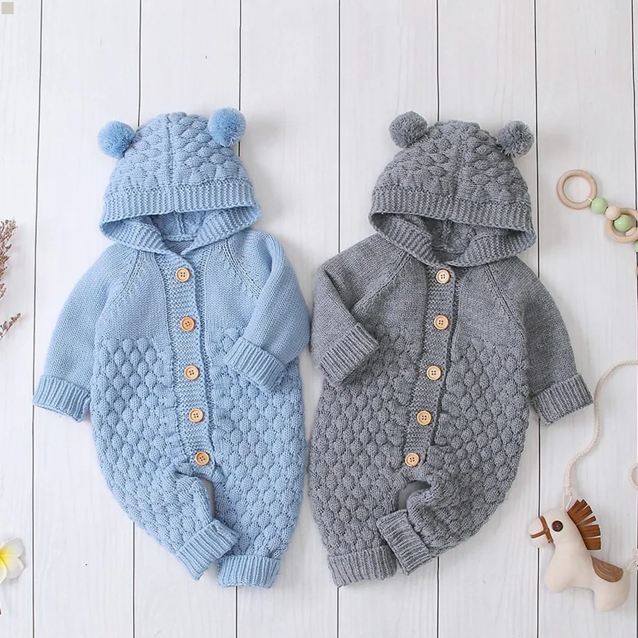 Gestrickter Baby-Strampler mit Kapuze