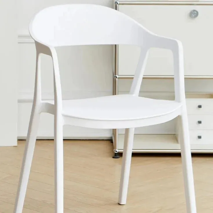 Moderner Esszimmerstuhl im minimalistischen Stil